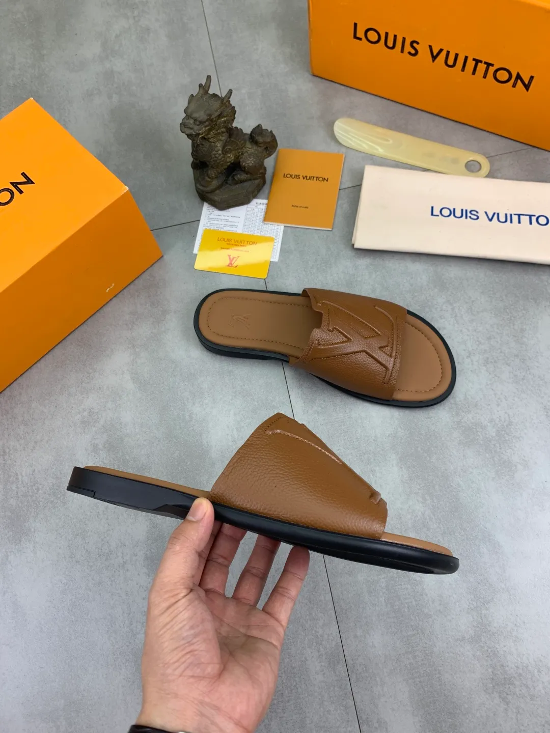 Men's shoes 💰P340 💰【New style】🆘 High quality 【LOUIS VUITTON】The popular Louis Vuitton LV men's slippers on the official website are on sale simultaneously! Original pebbled calfskin fabric imported from Italy. Original factory special supply. Size: 38-46. 4️⃣ colors available.